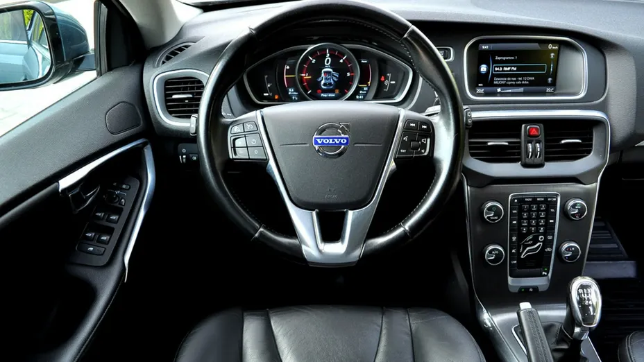 VOLVO V40 -