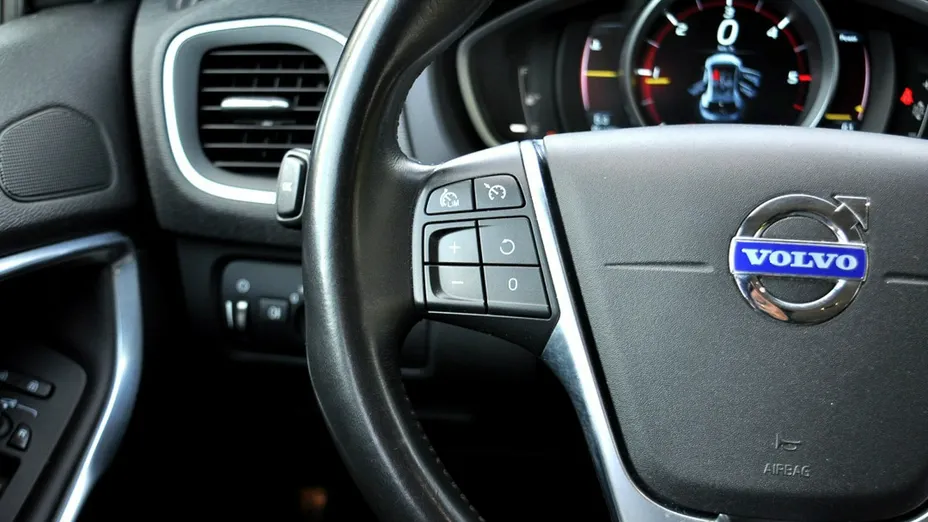 VOLVO V40 -