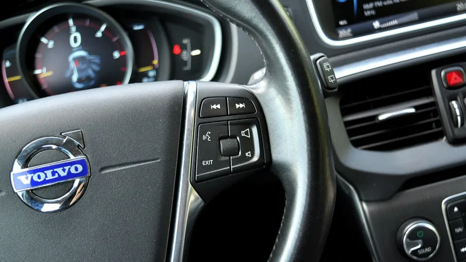 VOLVO V40 -