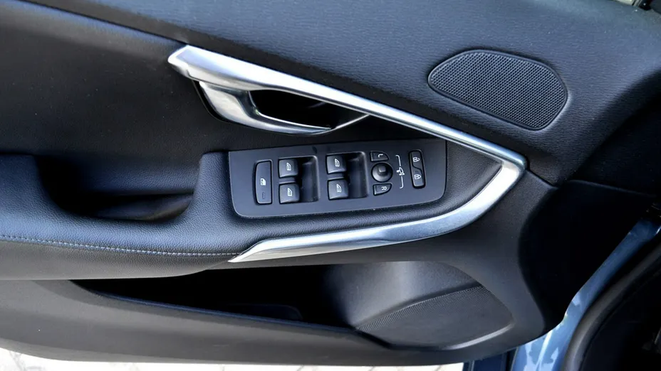 VOLVO V40 -