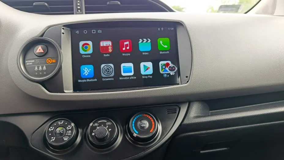 TOYOTA Yaris -