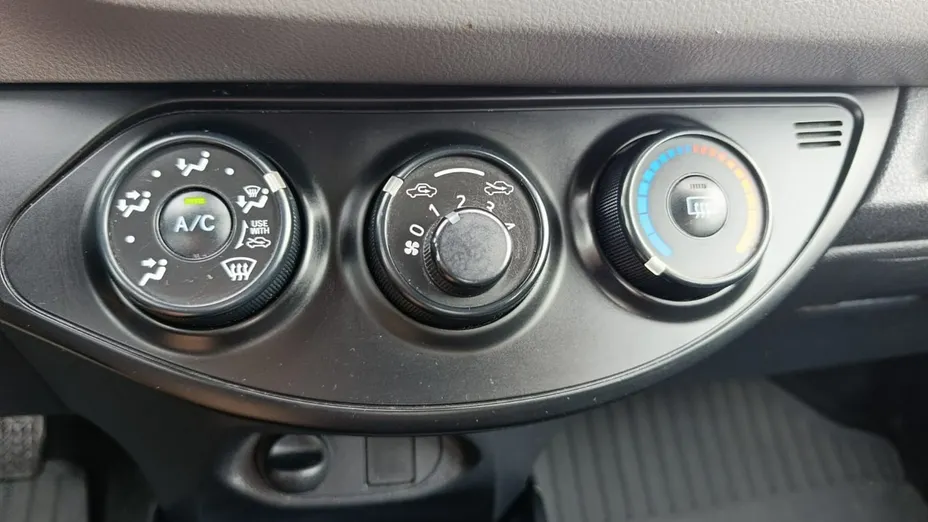 TOYOTA Yaris -