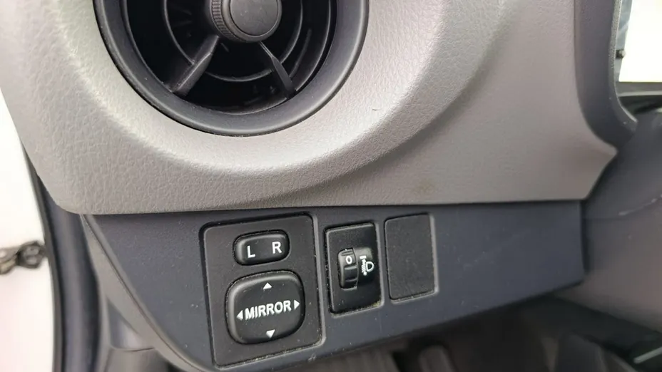 TOYOTA Yaris -