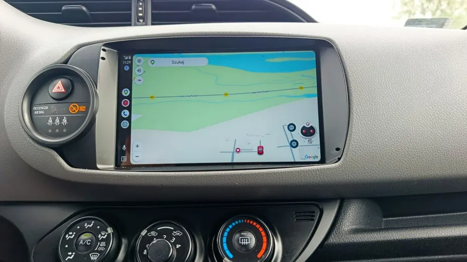 TOYOTA Yaris -