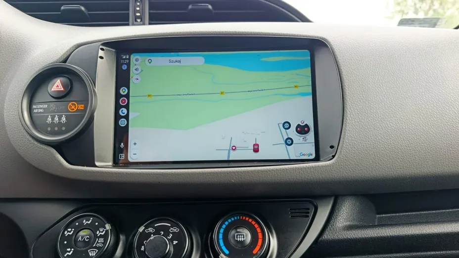 TOYOTA Yaris -