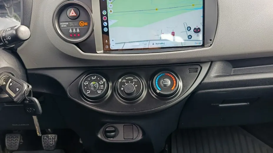 TOYOTA Yaris -