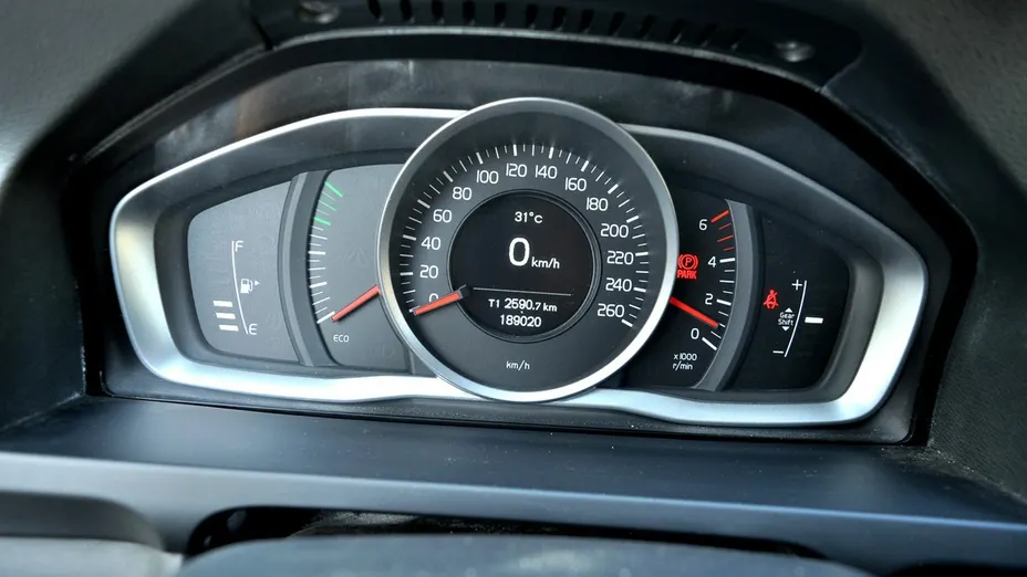 VOLVO V60 -