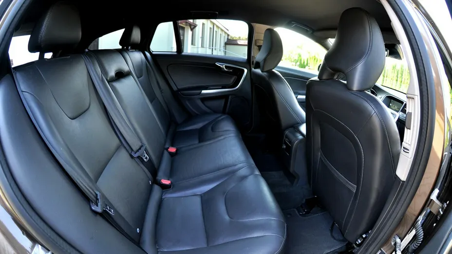 VOLVO V60 -