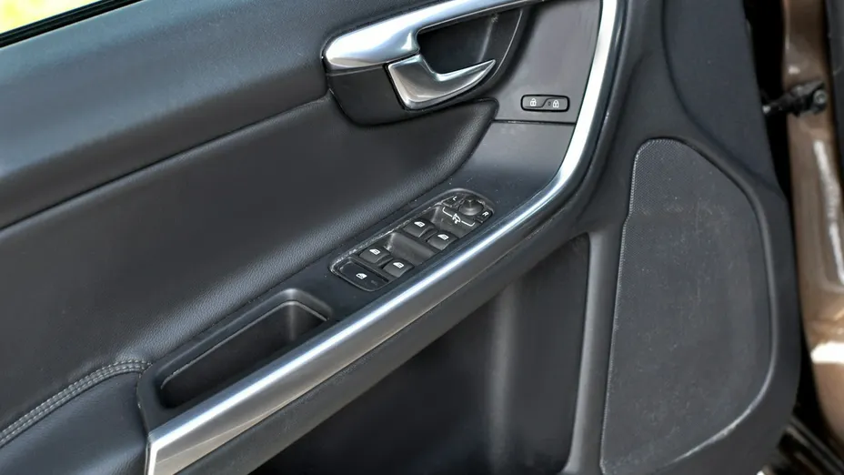 VOLVO V60 -