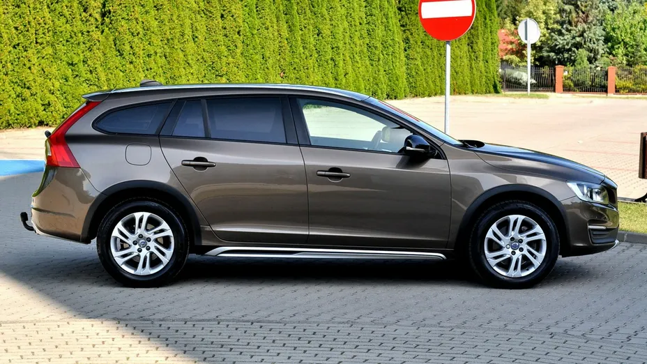 VOLVO V60 -