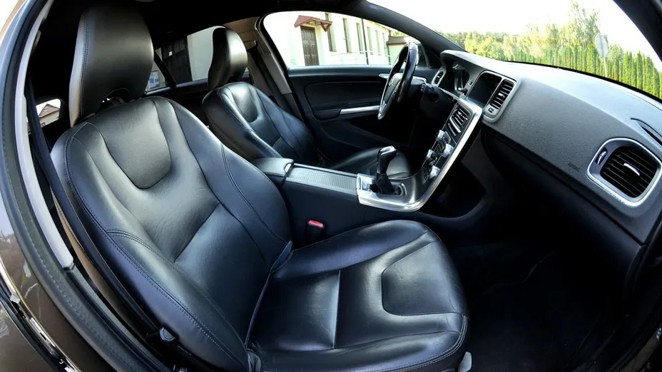 VOLVO V60 -