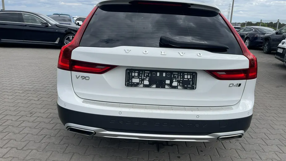 VOLVO V90 -