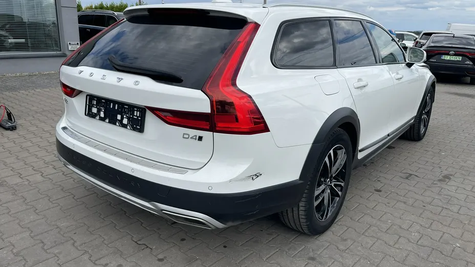 VOLVO V90 -