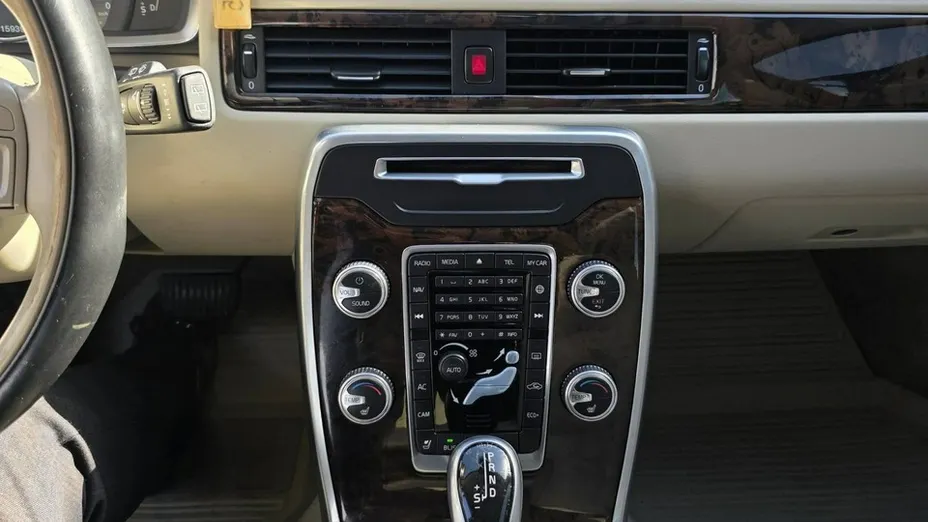 VOLVO XC70 -