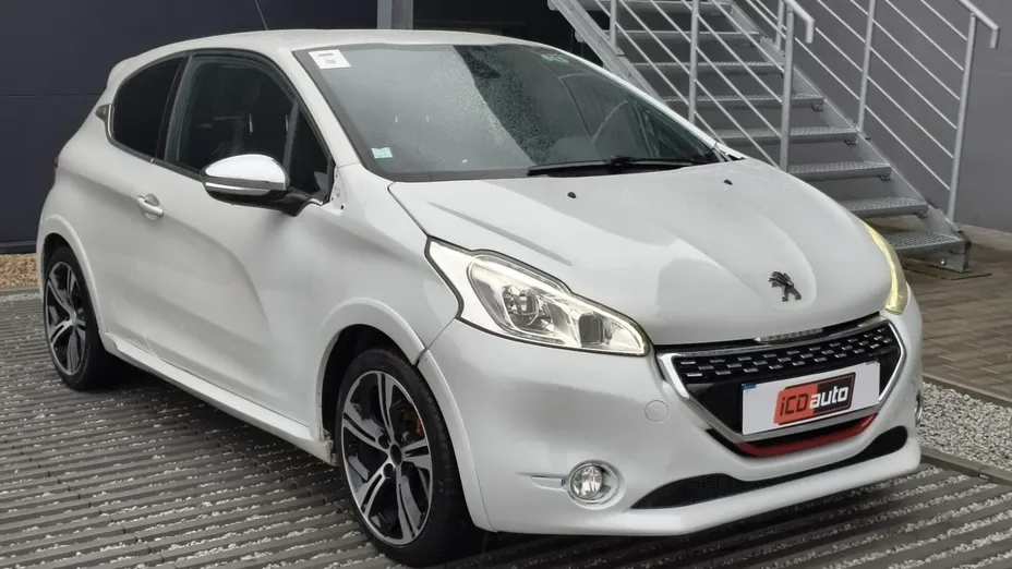 PEUGEOT 208 -
