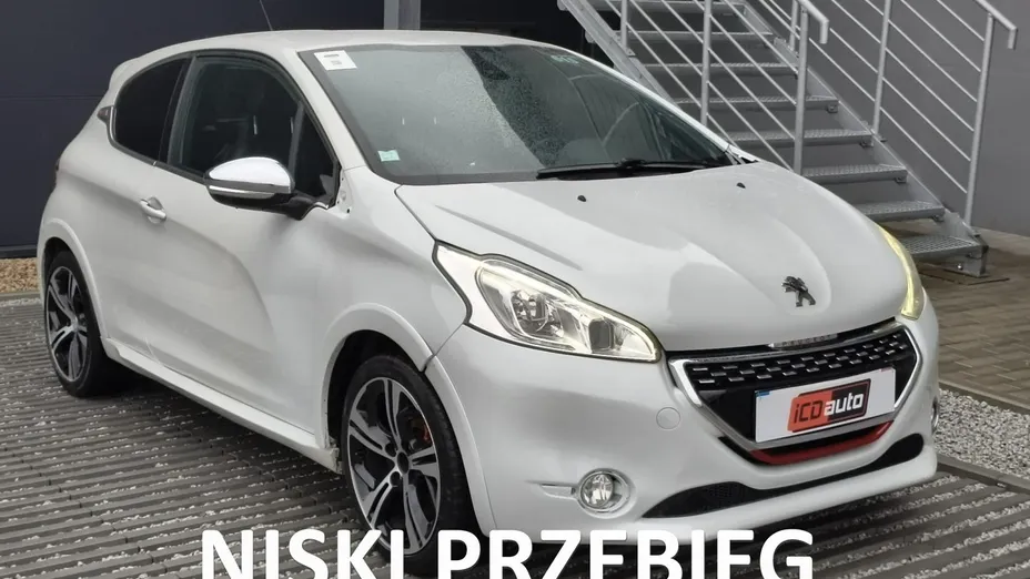 PEUGEOT 208 -