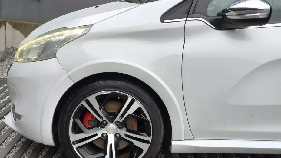 PEUGEOT 208 -