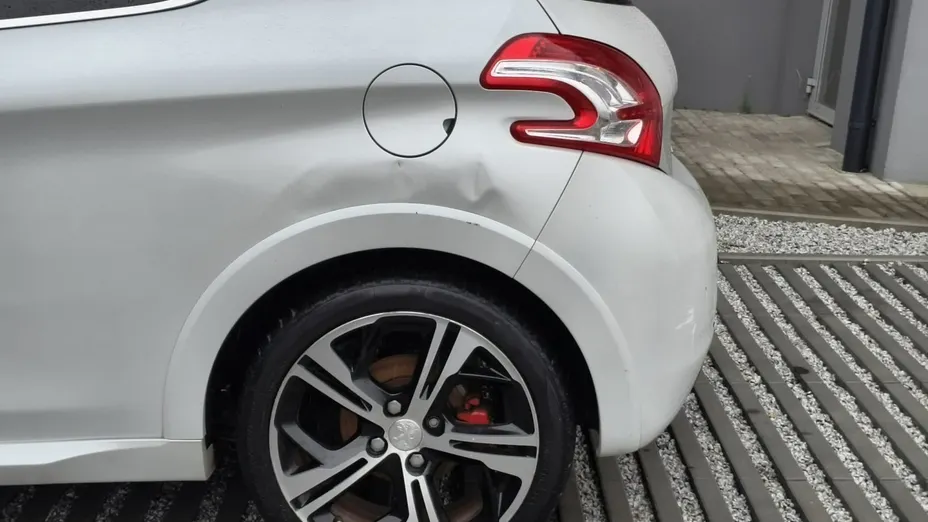 PEUGEOT 208 -