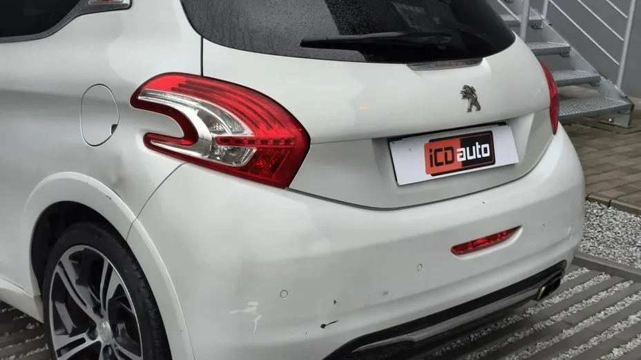 PEUGEOT 208 -