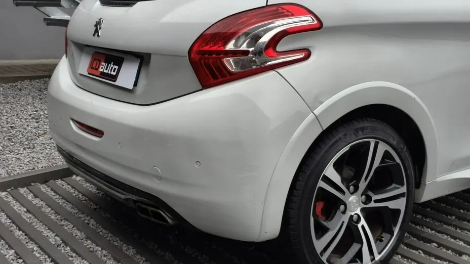 PEUGEOT 208 -