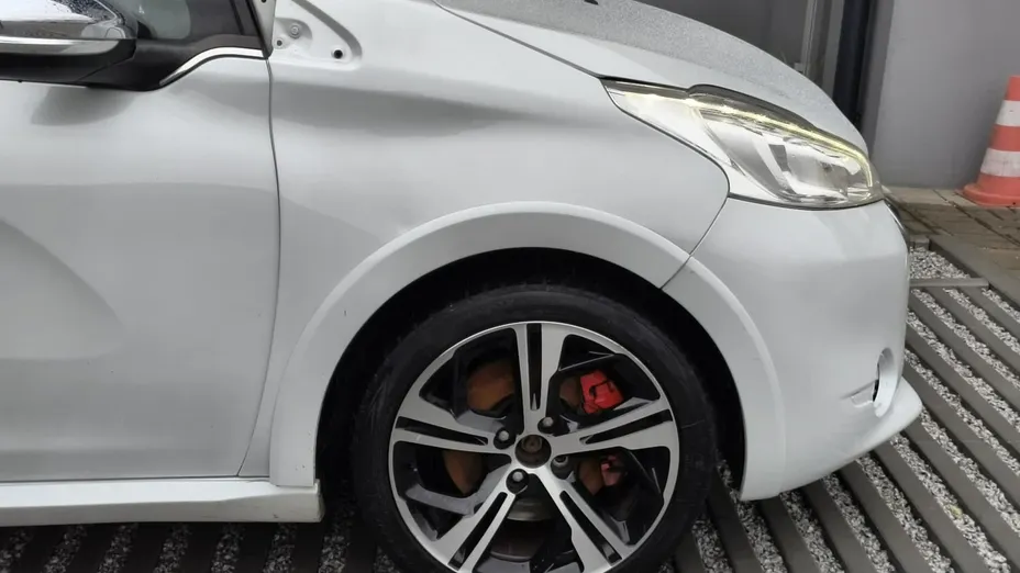 PEUGEOT 208 -
