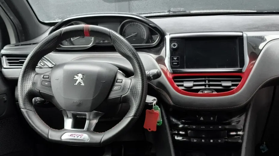 PEUGEOT 208 -