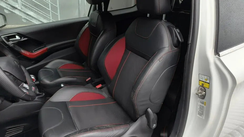 PEUGEOT 208 -