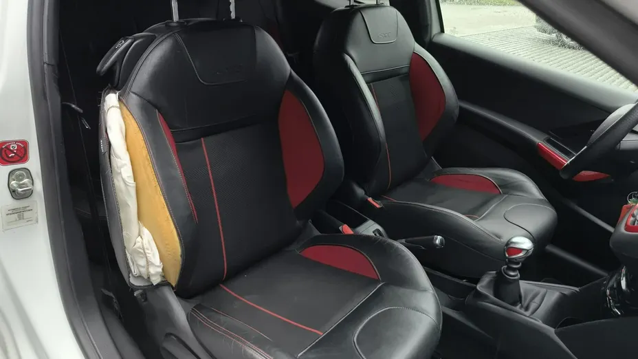 PEUGEOT 208 -