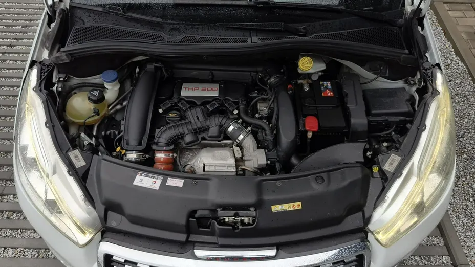 PEUGEOT 208 -