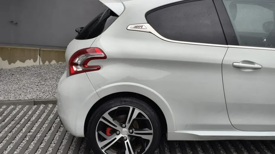 PEUGEOT 208 -