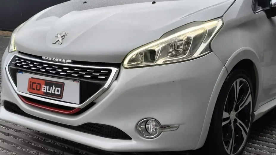 PEUGEOT 208 -