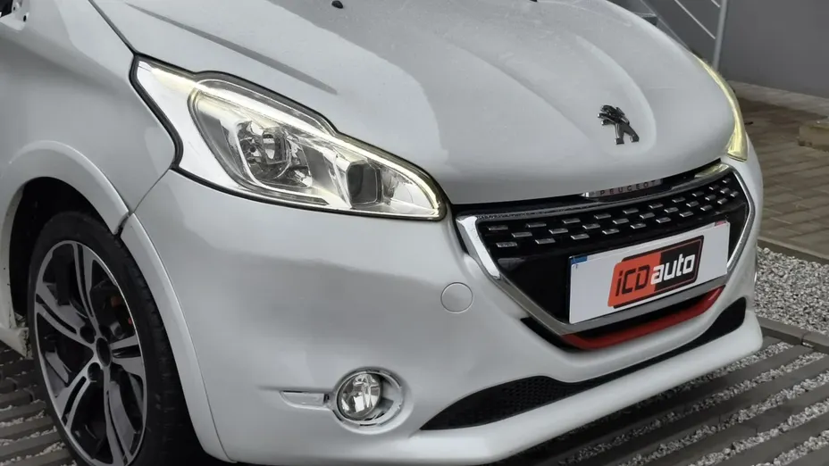 PEUGEOT 208 -