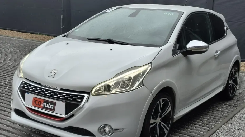 PEUGEOT 208 -