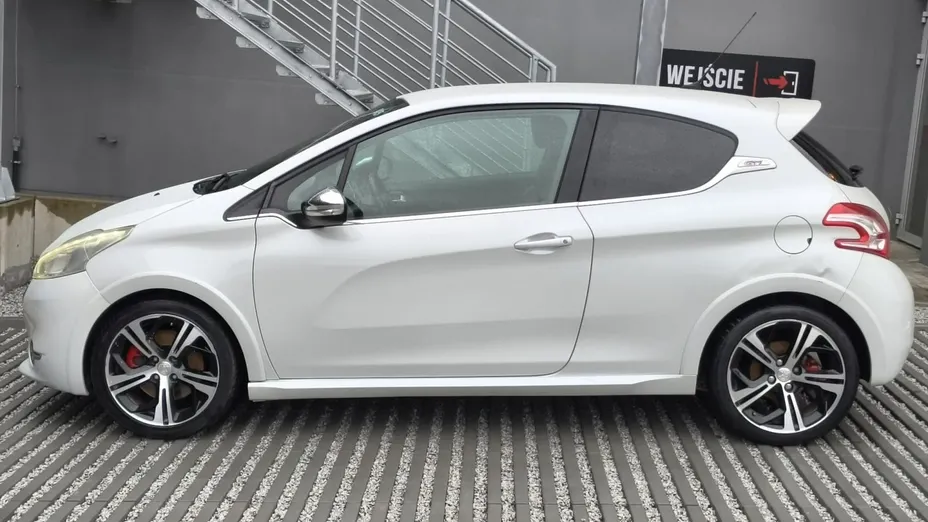 PEUGEOT 208 -