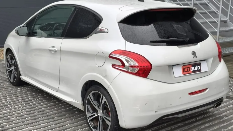 PEUGEOT 208 -