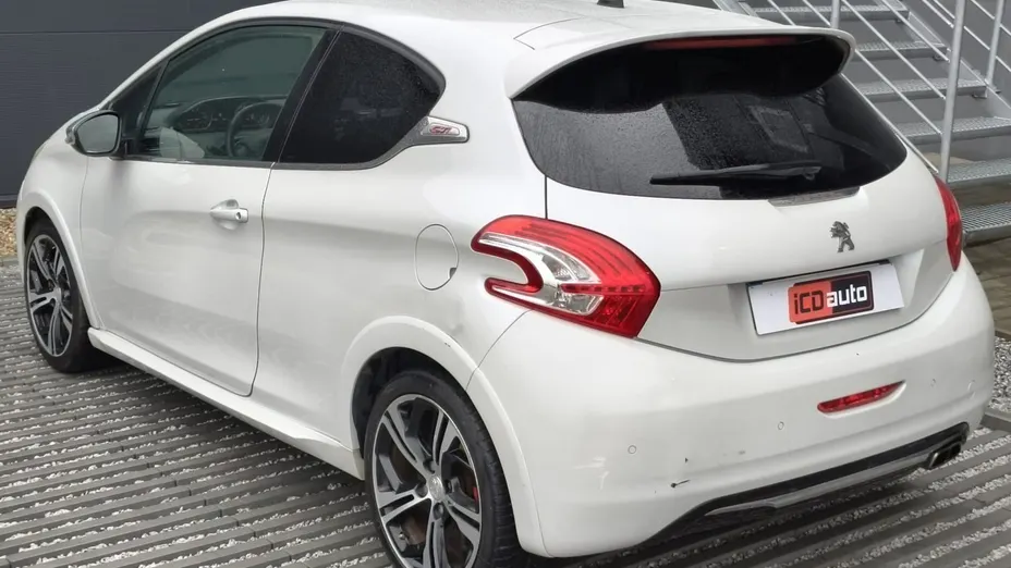 PEUGEOT 208 -