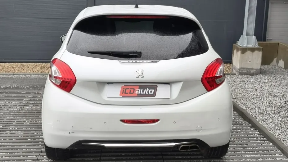 PEUGEOT 208 -