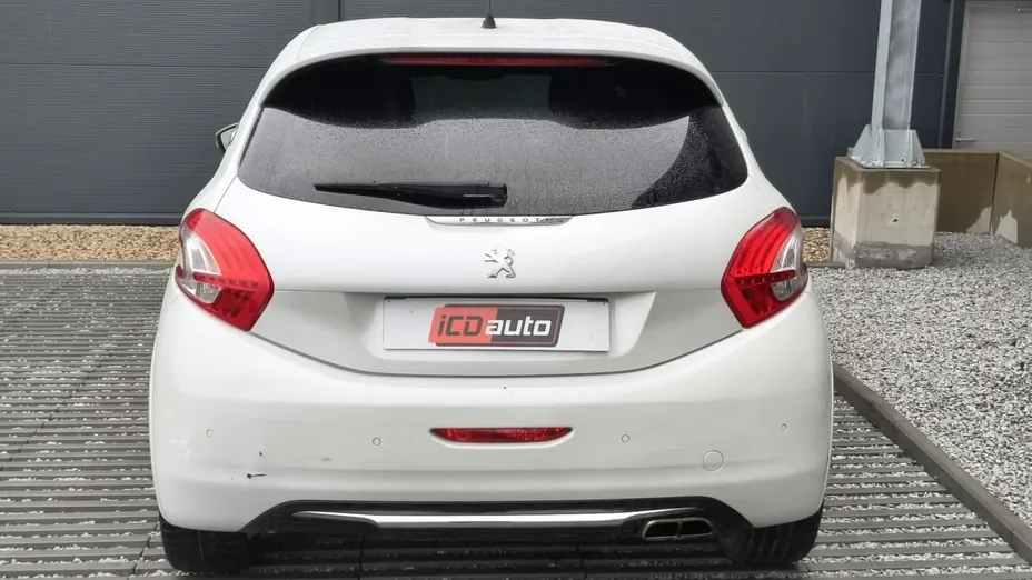 PEUGEOT 208 -