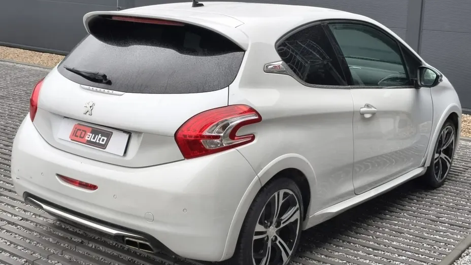 PEUGEOT 208 -