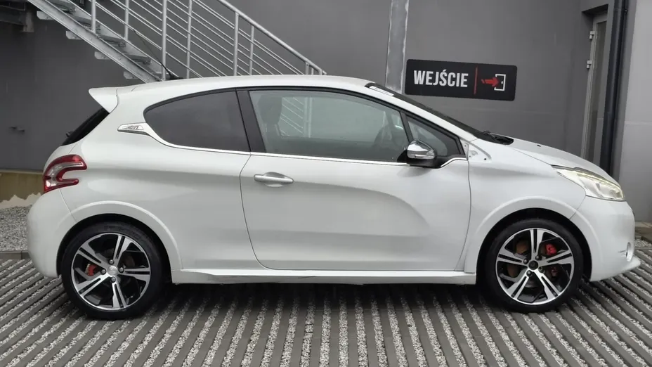 PEUGEOT 208 -