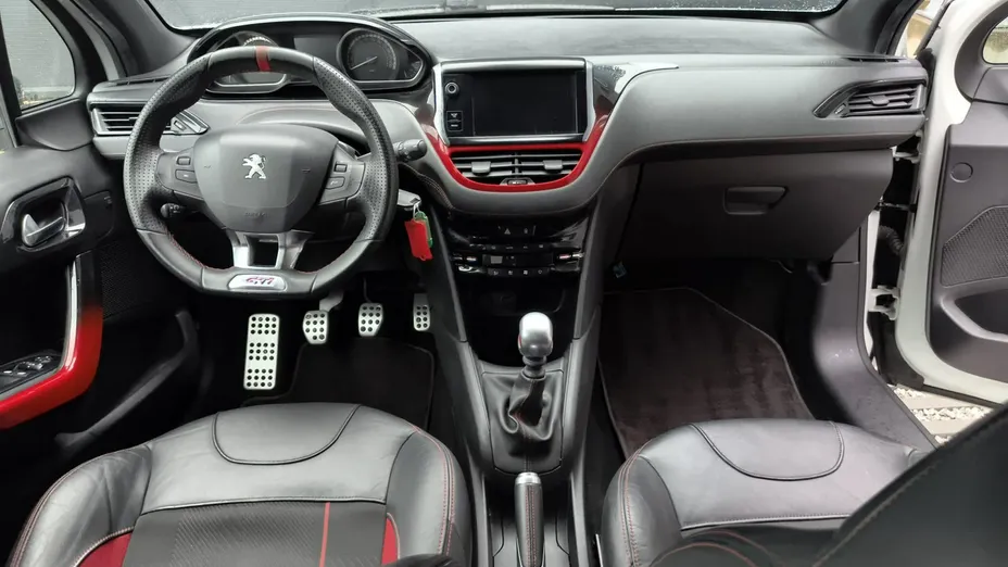 PEUGEOT 208 -
