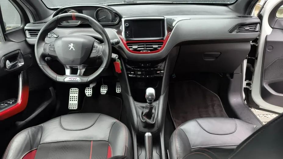 PEUGEOT 208 -