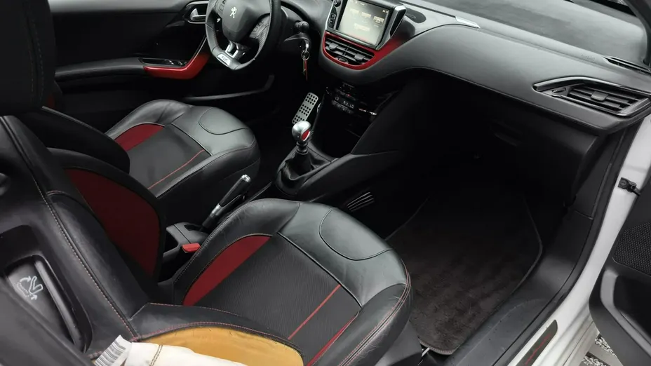 PEUGEOT 208 -