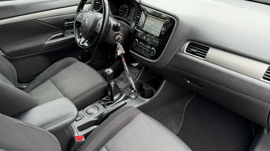MITSUBISHI Outlander -