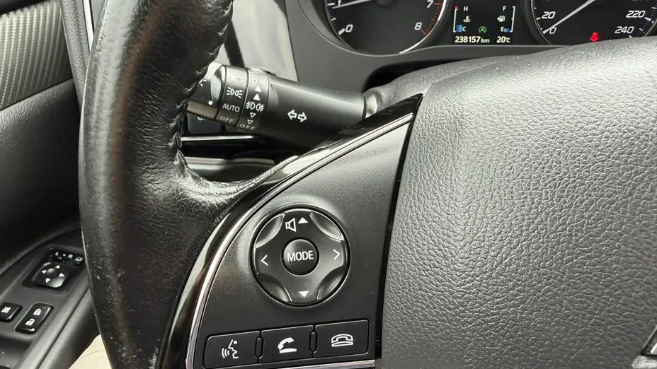 MITSUBISHI Outlander -