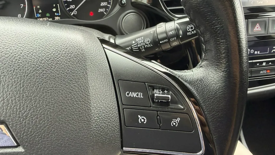MITSUBISHI Outlander -