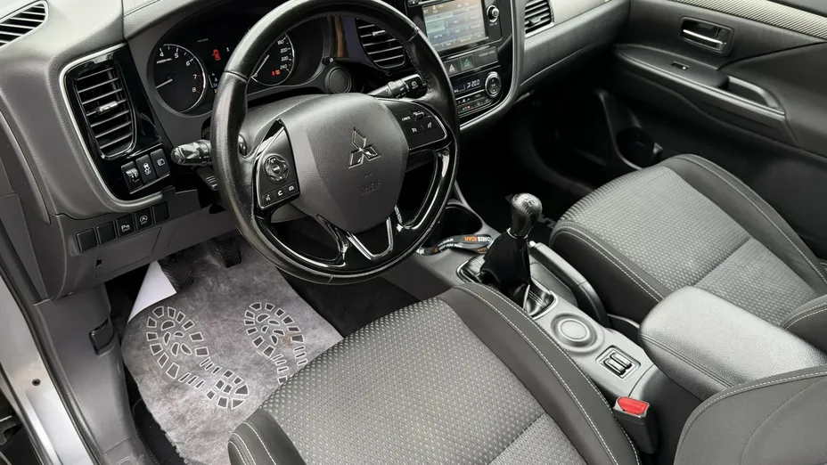 MITSUBISHI Outlander -