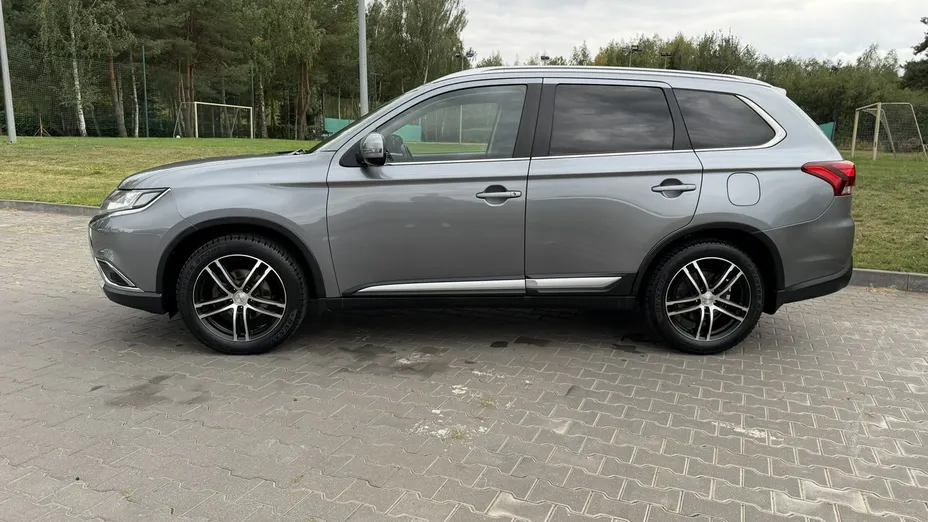 MITSUBISHI Outlander -