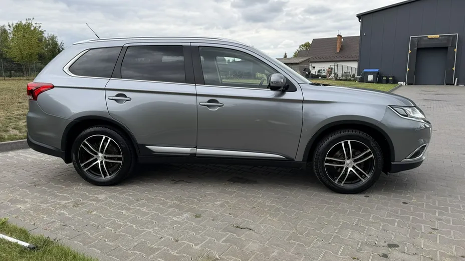 MITSUBISHI Outlander -