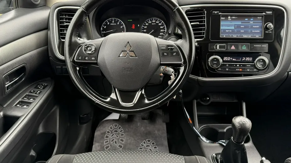MITSUBISHI Outlander -